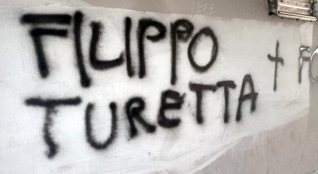 «Filippo Turetta più forte». Scritta choc a Tortoreto. La Polfer cerca i video del sottopasso