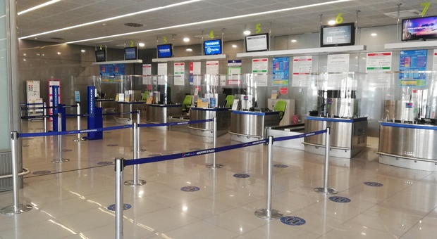 Check-in sospetto in aeroporto, passeggera e impiegata denunciate: operazione in contanti per eludere il regolamento