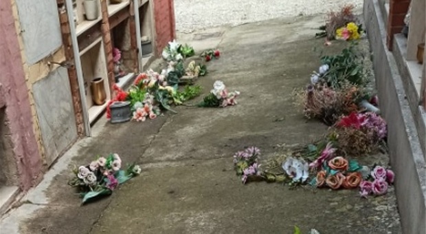 Perugia, assalto ai cimiteri: cancelli e porte distrutti per sfregio. Polizia indaga su cinque casi