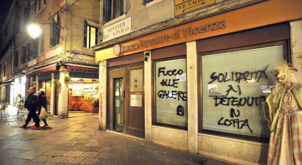 Imbrattamenti in centro storico la Digos denuncia 113 "vandali"