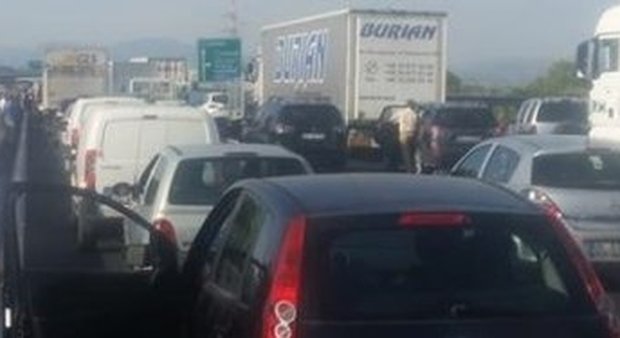 Incendi, Italia ancora spaccata in due: chiusa l'autostrada A1 Milano-Napoli tra Orte e Roma Nord