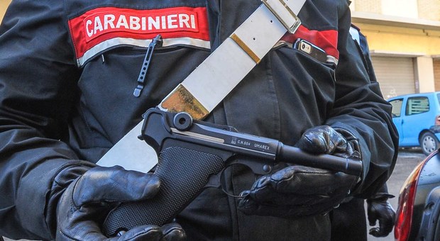 Ostia, caccia all'arsenale del clan: blitz dei carabinieri in appartamenti e garage