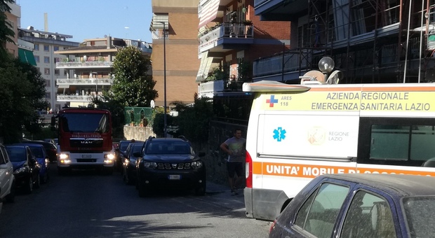 Roma, due gemellini di 2 anni rimangono chiusi in auto, salvati dai vigili del fuoco