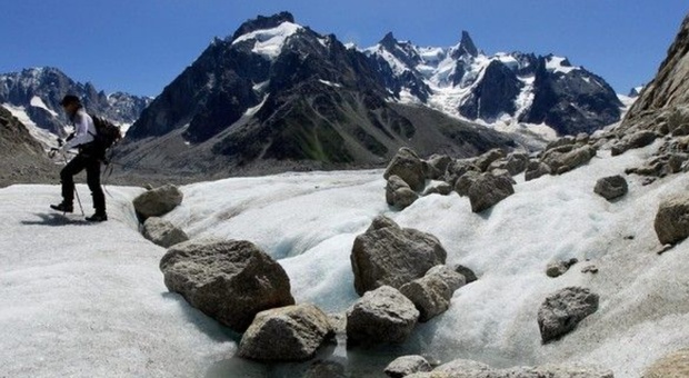 Monte Bianco, 15mila euro di cauzione agli alpinisti che vogliono salire: «Per le spese di soccorso e sepoltura»
