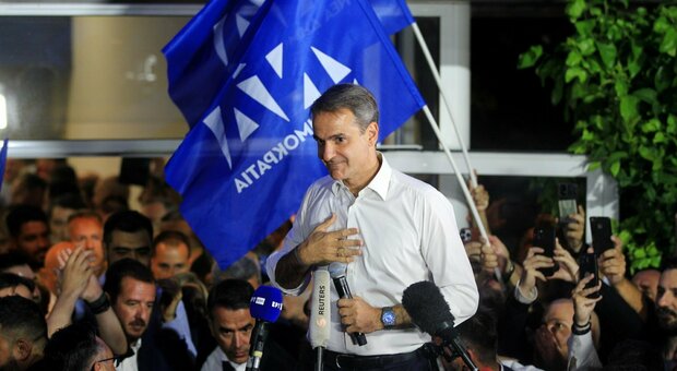 Grecia a Mitsotakis: linea dura sui migranti, il primo ministro conservatore ottiene oltre 150 deputati e può governare da solo