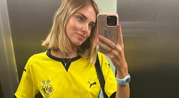 Chiara Ferragni, l'outfit sospetto: perché indossa la maglia del Borussia Dortmund? «C'entra il Milan...»