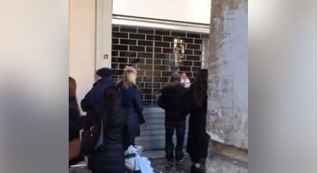 Roma, non si accorge dell'orario di chiusura: resta intrappolata nel negozio di Oviesse