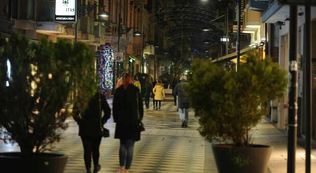 Coronavirus, negozi chiusi: per solidarietà Pescara non accende le luci di Natale