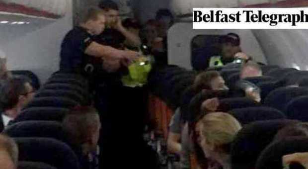 Vuole salire a bordo dell'aereo con due bagagli a mano: la polizia lo minaccia col teaser -Guarda
