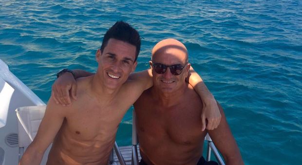 Callejon festeggia in barca a Sant'Angelo con l'amico imprenditore dopo il Milan