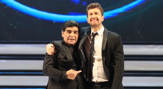 «Tre volte 10», lo spettacolo di Siani con Maradona su Nove domani sera