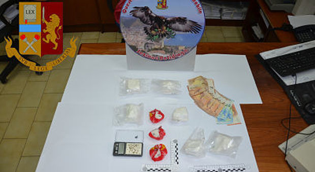 Nove buste di cocaina in casa, arrestata coppia di pusher a Salerno