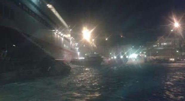 Ancona. Tromba d'aria, paura e danni: nave in balia delle onde affonda due pescherecci