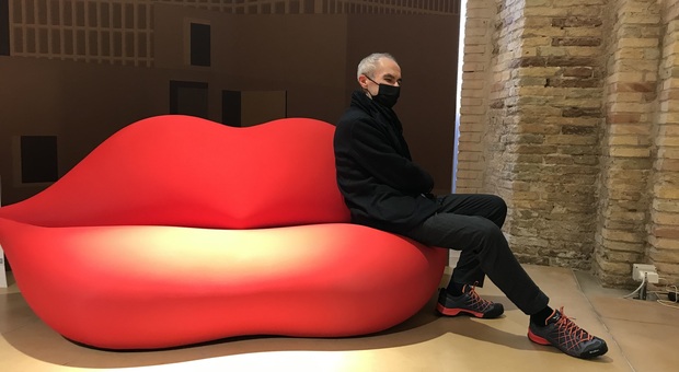 Il curatore Fabio Fornasari seduto in un angolo dell'esposizione sul design