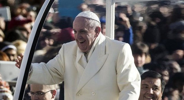 Papa Francesco battezza 32 bimbi «Mi piace tanto, è una festa»