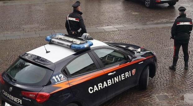 Una auto dei carabinieri e due militari