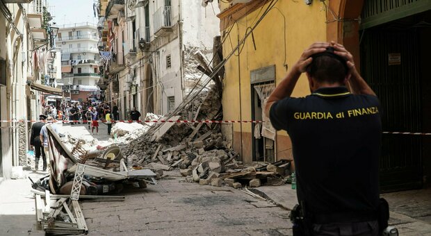 Palazzo di tre piani crollato nel centro di Torre del Greco, si temono vittime: una donna estratta viva
