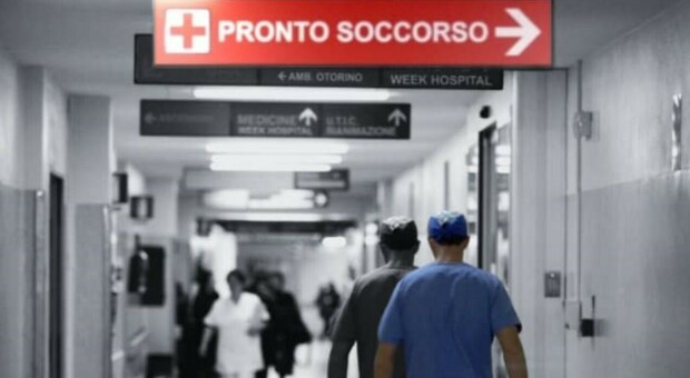 Far West al pronto soccorso di Pesaro, ferita una infermiera. Le scuse dell'arrestata