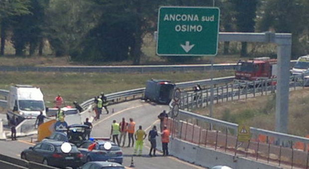 Ancona, si ribalta un furgone Un morto e due feriti al casello A14