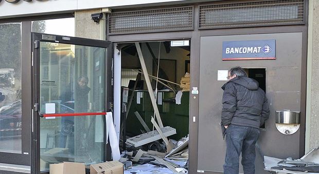 Pesaro, torna la banda del venerdì: quarto bancomat esploso in tre settimane