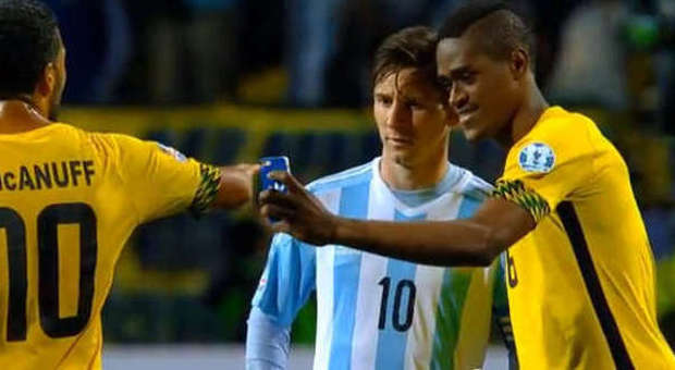 All'Argentina basta Higuain: selfie con Messi per il giamaicano sconfitto