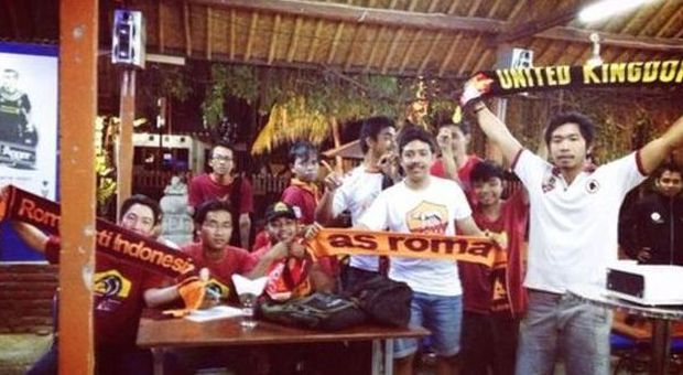 «Forza magica Roma», il derby seguito anche dall'Indonesia. Le foto sul web