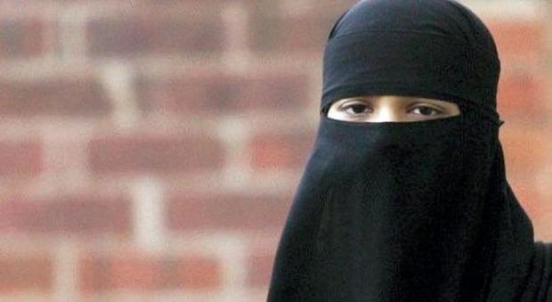 Al consiglio comunale dei ragazzi con il niqab: la Procura la indaga