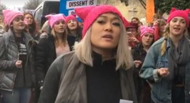 Ventisei ragazze cantano insieme alla marcia anti-Trump: il video da 10 milioni di clic