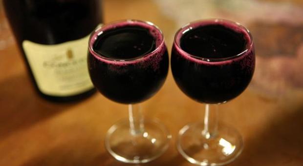 Vino rosso alleato della dieta: «Un bicchiere prima di dormire come un'ora in palestra»