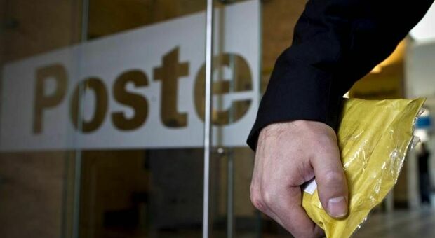 Poste Italiane, dall'Antitrust multa da 5 milioni per mancata consegna di raccomandate: l'ironia sui social