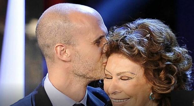 Rai 2, Tulipani di Seta Nera: lettera a sorpresa di Sophia Loren al figlio Edoardo, premiato per "La vita davanti a sé"