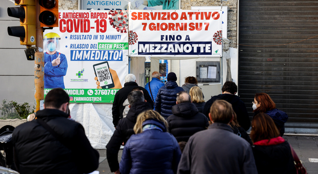 Covid in Campania, oggi 14.587 positivi e sette morti: indice di contagio al 9,93%, aumentano ricoveri e terapie intensive