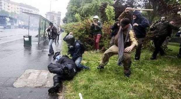 Poliziotto preso a bastonate al corteo dei No Expo: arrestato il black bloc aggressore, ecco chi è