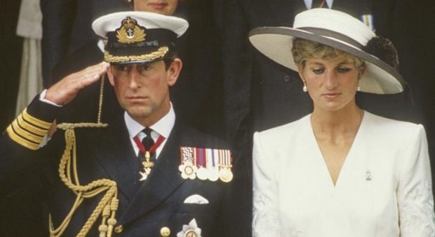 «Lady Diana picchiava sulla testa Carlo durante le sue preghiere serali»
