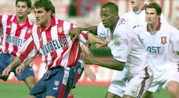 Ehiogu, a destra, in azione contro Vieri in un Atletico Madrid-Aston Villa di fine anni Novanta