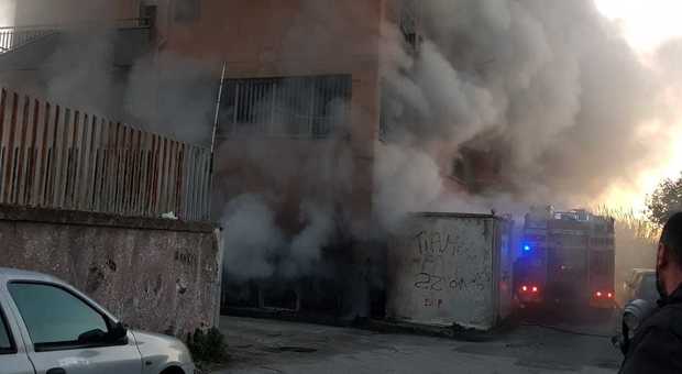 Calvizzano: il palazzo va a fuoco, gara di solidarietà per gli sfollati