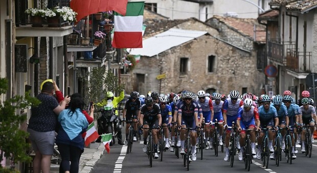 Giro d'Italia, spettacolo a Campo Felice: l'abruzzese Ciccone sfiora l'impresa