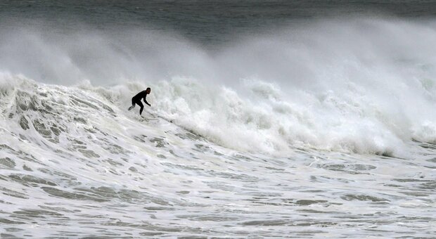 Spagna, tempesta Nelson: onde alte fino a 7 metri: quattro morti tra le Asturie e la Catalogna Foto