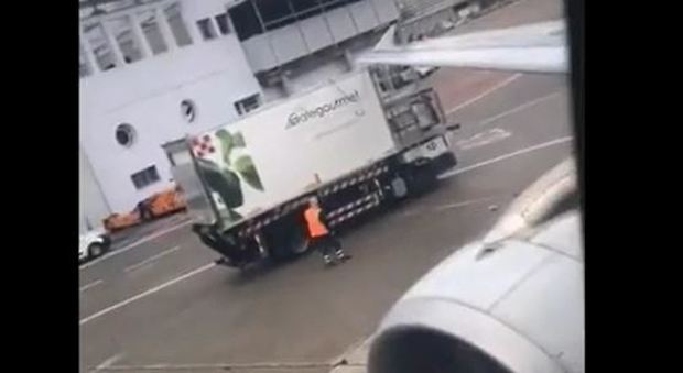 Linate, furgone urta aereo: un ferito, fatti scendere 66 passeggeri