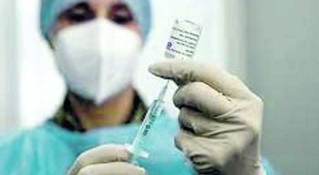 L'Area vasta le nega l'esenzione al vaccino anti Covid: «Ma rischiai di morire con quello per il vaiolo»