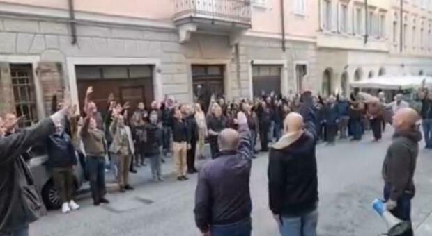 Saluto romano alla commemorazione giornalista Almerigo Grilz (frame del video pubblicato dal quotidiano Primorski Dnevnik)