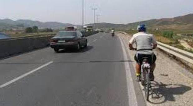 Ciclista bulgaro fermato in A4: «Ho seguito le indicazioni stradali»