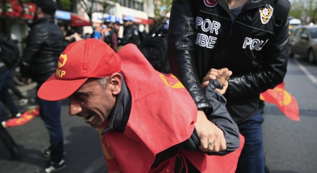 Turchia, decine di arresti alla manifestazione del primo maggio. La polizia spara lacrimogeni