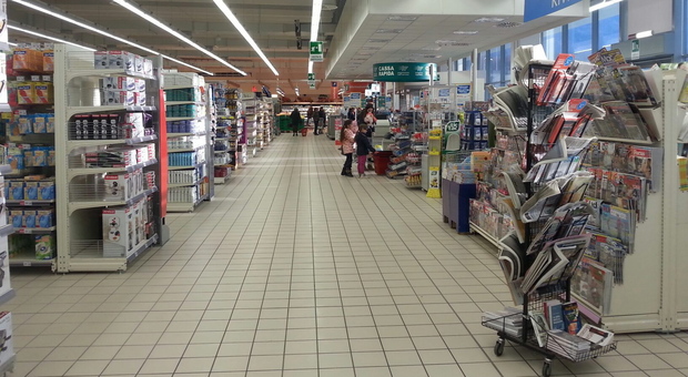 Sorvegliante al supermarket di notte si fa la "spesa" gratis dagli scaffali