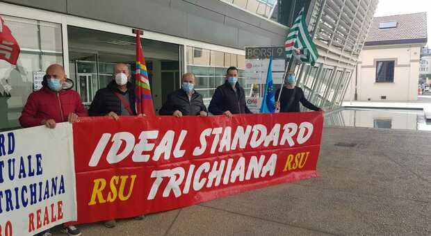 La protesta di oggi sotto la sede di Milano della multinazionale Ideal Standard