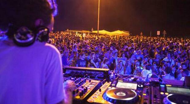 Rimini, chiusa discoteca: 500 ragazzi ballavano accalcati senza mascherina