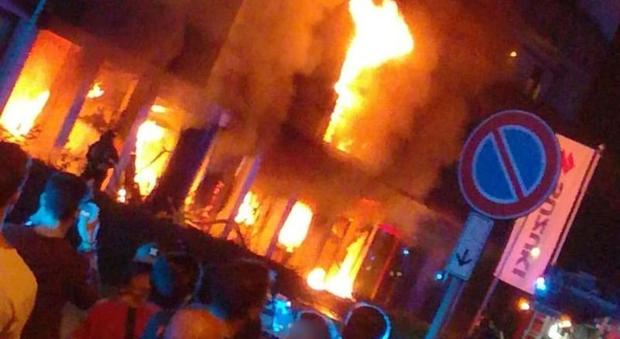 Esplosione e fiamme: incendio in una palazzina che ospita i migranti