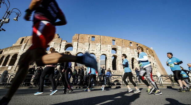 Maratona di Roma, tutte le strade chiuse e i bus deviati: come cambia la viabilità