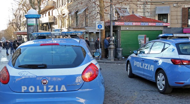 Napoli, al Vomero far west a piazza Vanvitelli: fugge all’alt e aggredisce i poliziotti, arrestato