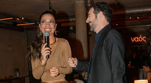 Sopra, la festeggiata Roberta Morise e Alberto Matano lanciati in un karaoke travolgente